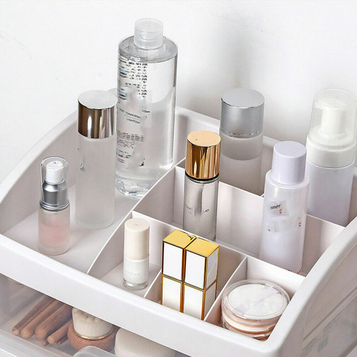 Eleganter Kosmetik Organizer für Make-up. Klare Aufbewahrungslösung bringt Ordnung auf den Schminktisch.
