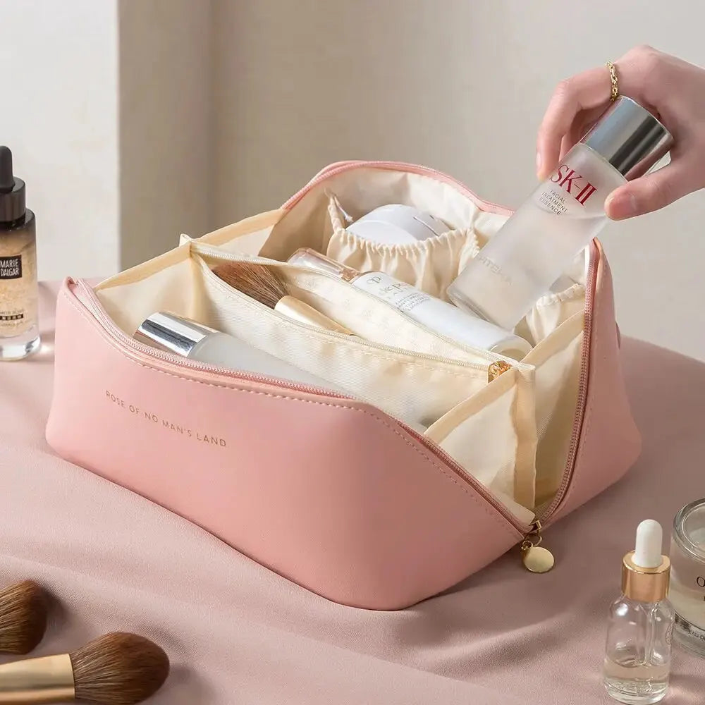 Luxuriöser Make-up Organizer auf Schminktisch, stilvolle Kosmetikaufbewahrung für Damen.