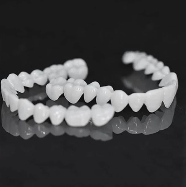 Snap-On Veneers für Zahnkosmetik. Verleihen Sie sich ein natürlich weißes, strahlendes Lächeln und optimieren Sie Ihre Oralpflege.