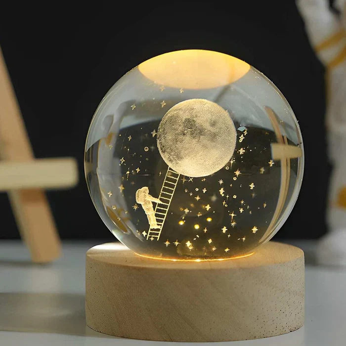 Die 3D-Lichtkugel, die bei Tag und Nacht ein kleines Universum zeigt, platziert auf einem Regal.