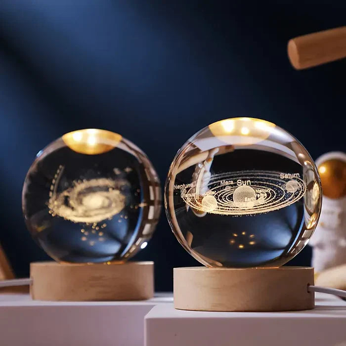 Ambiente-Beleuchtung: Eine 3D-Lichtkugel mit Universum-Design für ein gemütliches Wohnzimmer.