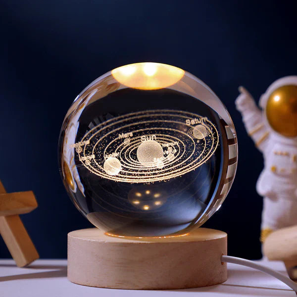 Detailansicht der 3D-Lichtkugel, die ein faszinierendes Universum im Wohnzimmer darstellt.