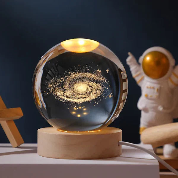 LED-Nachtlicht in Kugelform, das einen realistischen 3D-Weltraum-Effekt erzeugt.