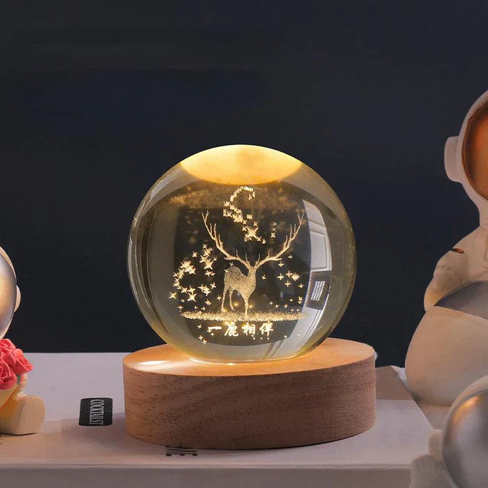 Moderne Dekoration: Eine 3D-Universum-Lichtkugel auf einem Nachttisch im Schlafzimmer.