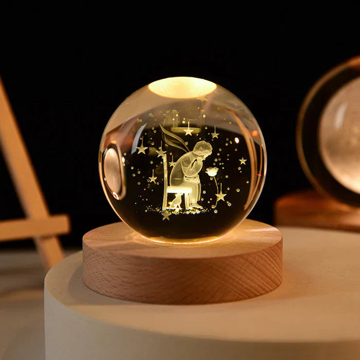 Nahaufnahme der leuchtenden Oberfläche der kosmischen 3D-Lichtkugel bei Dunkelheit.