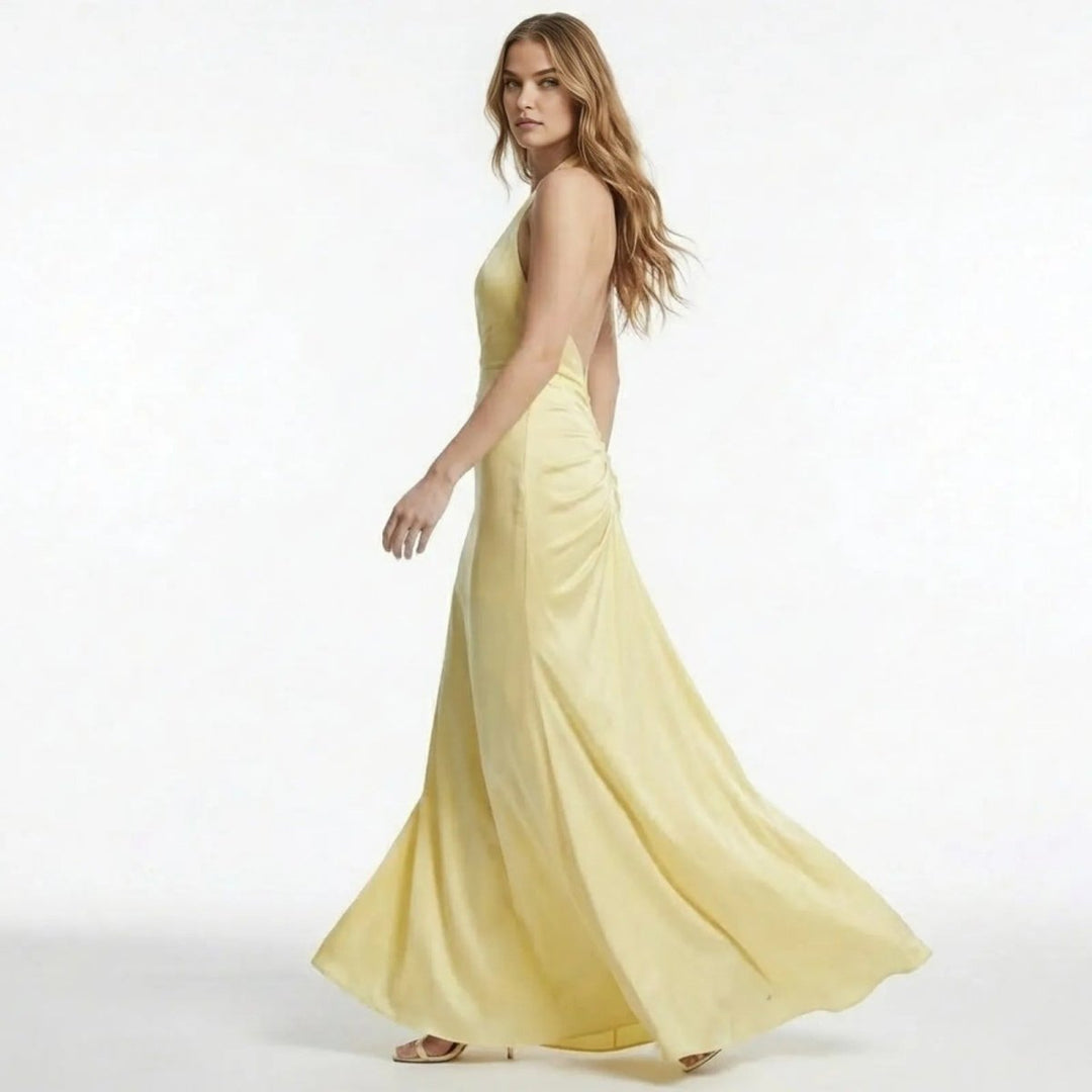 Elegantes Abendkleid für Damen, rückenfrei, mit tiefem Ausschnitt und schimmernder Textur.