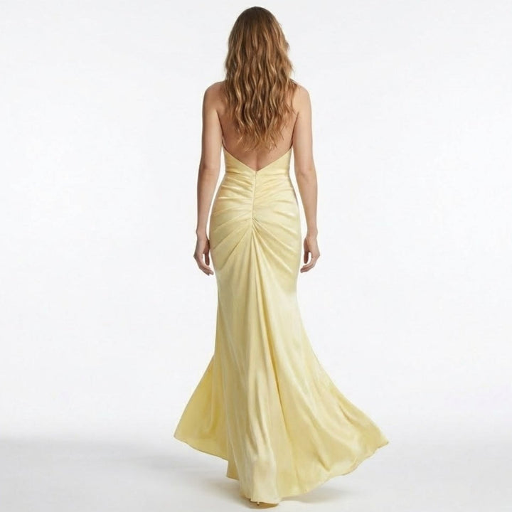 Feminines Glamour-Maxikleid mit tiefem Ausschnitt, Knotendetail und schimmernder Optik für Partys.