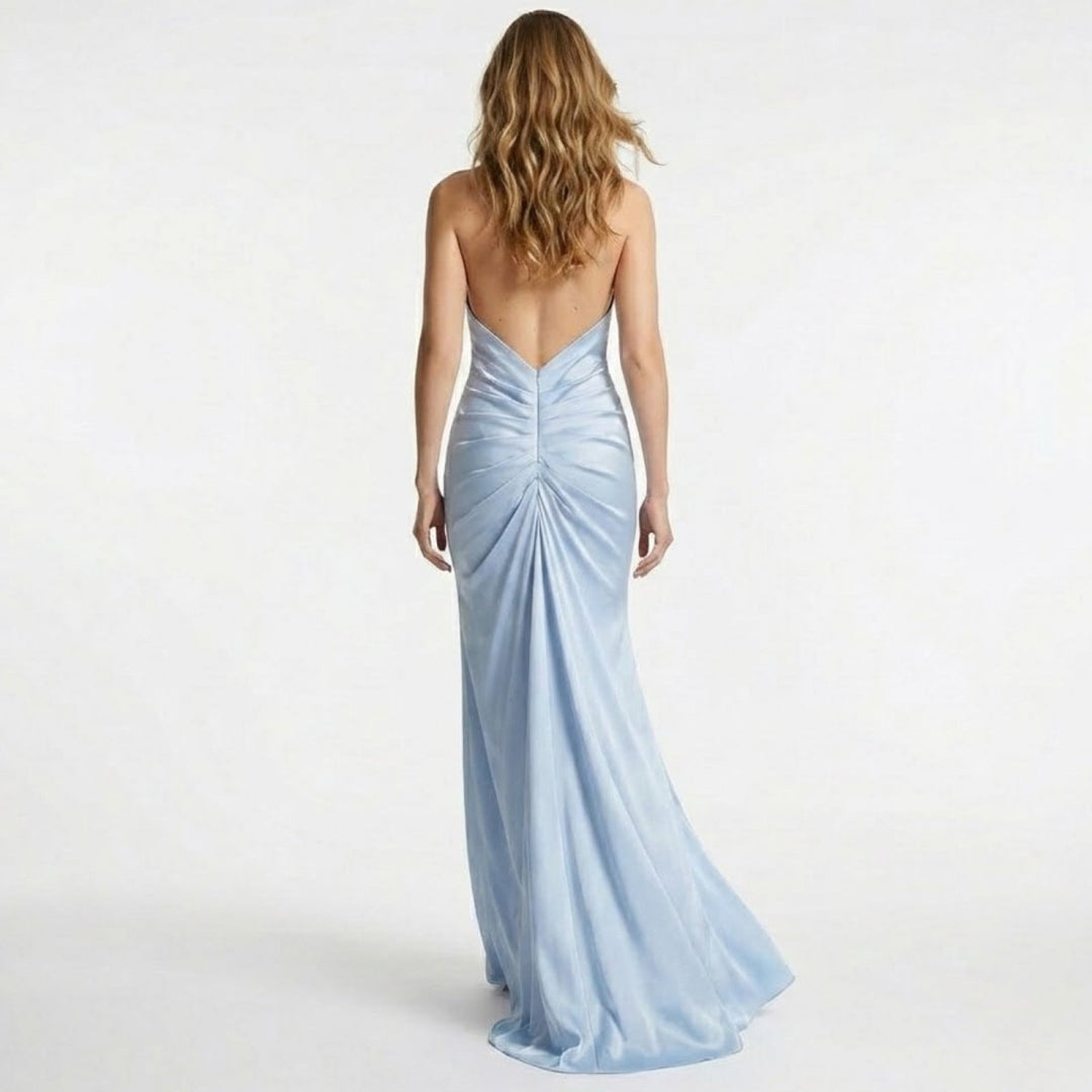 Feminines Abendkleid mit tiefem Ausschnitt & Glitzer, ideal als Partykleid für besondere Anlässe.