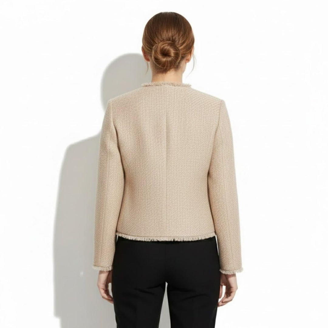 Vielseitige Damenjacke Jelani in Beige. Eleganter Pariser Chic, ideal für Business-Looks oder entspannte Tage.