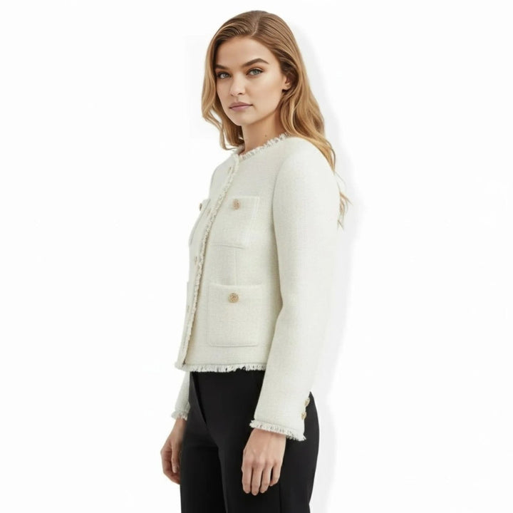 Beige Damenjacke Jelani mit klassischem Schnitt. Perfekt für schicken Pariser Business- oder Freizeit-Stil.