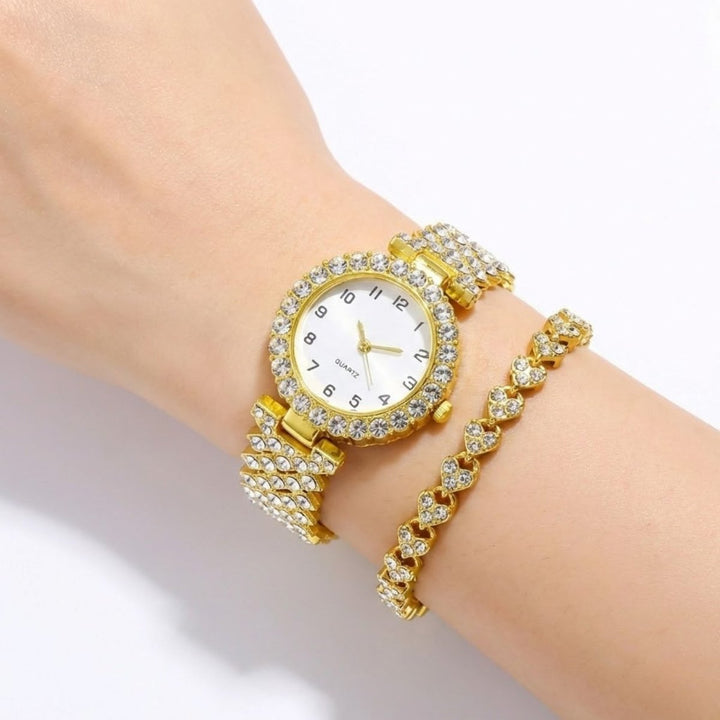 Stilvolles silbernes Damen Uhrenset und Armband, glänzende Eleganz für besondere Anlässe.