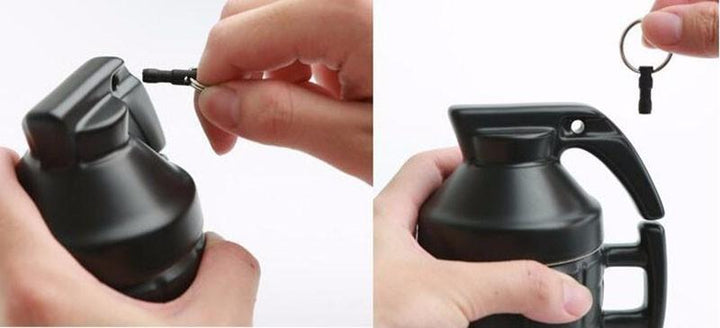 Detailansicht der Granaten-Kaffeetasse mit Deckel. Hochwertiges Keramikmaterial, originelles Design. Perfekter Blickfang.