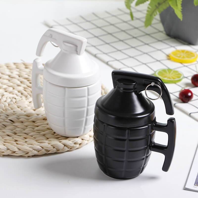 Robuste Granaten-Tasse als originelle Kaffeetasse mit Deckel. Ideal für Tee oder Kaffee, einzigartiges Geschenk für Männer.