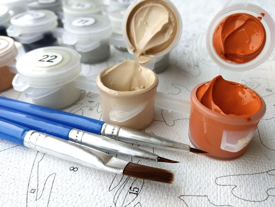 Fertiggestelltes Malen-nach-Zahlen Blumenbild: Lebendige Farben und filigrane Details eines selbstgemachten Kunstwerks.