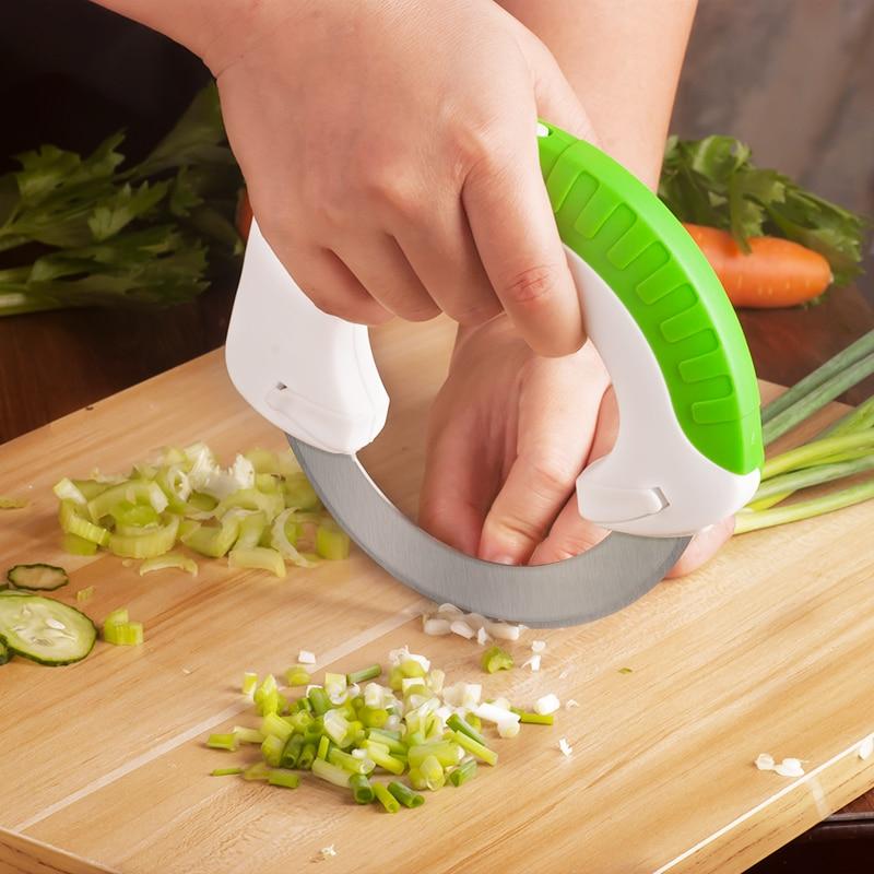 Kreisförmiges Rollmesser aus Edelstahl für müheloses Schneiden in der Küche.