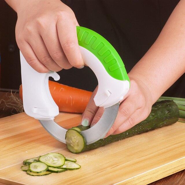 Präzises kreisförmiges Rollmesser für einfaches, müheloses Schneiden von Gemüse & Pizza.