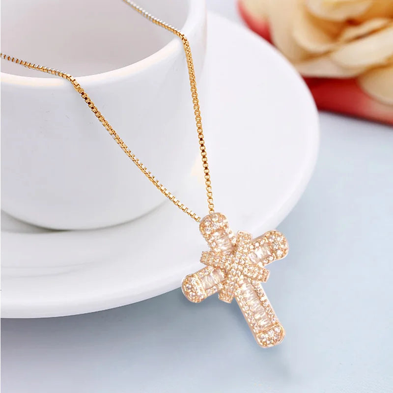 Silberne Kreuz-Halskette für Damen mit glitzerndem Zirkonia-Anhänger, ideales Geschenk.
