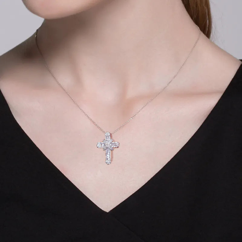 Damen Kreuz-Halskette mit funkelndem Zirkonia-Anhänger, elegant und modern.