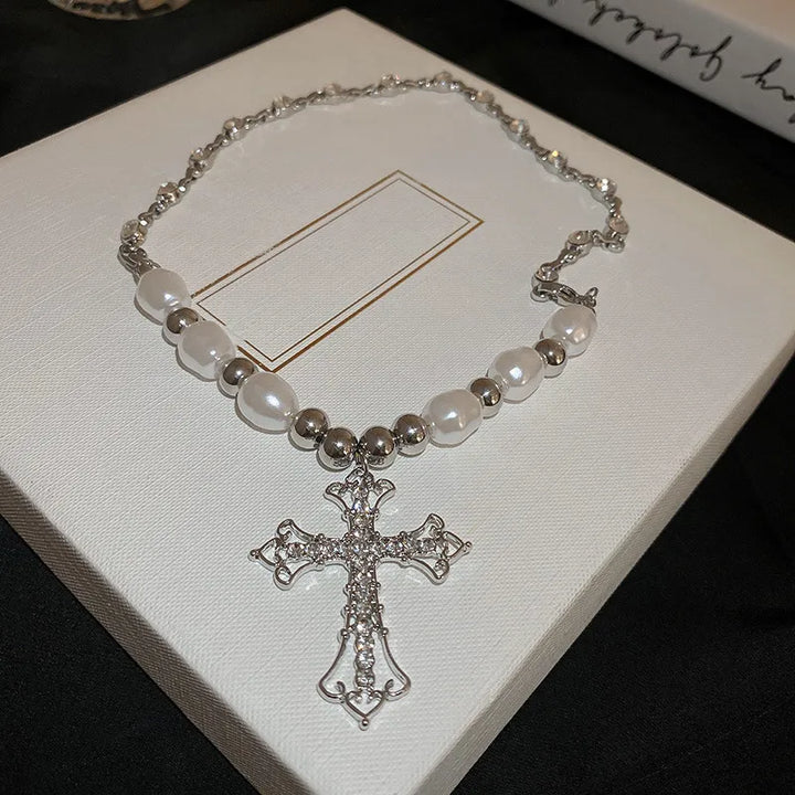 Modische Damen Kreuzkette mit Perlen-Anhänger, ein ideales spirituelles Geschenk. Eleganter Damenschmuck.
