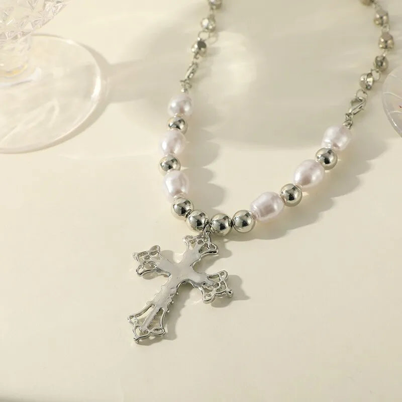 Zeitlose Perlenkreuz Halskette für Damen. Silberkette mit elegantem Kreuz aus zarten Perlen. Hohe Qualität.