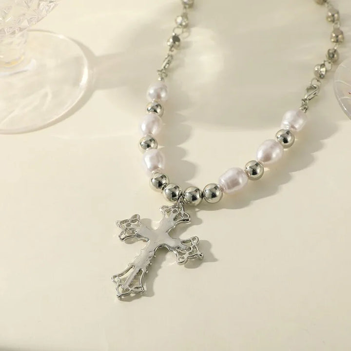 Zeitlose Perlenkreuz Halskette für Damen. Silberkette mit elegantem Kreuz aus zarten Perlen. Hohe Qualität.