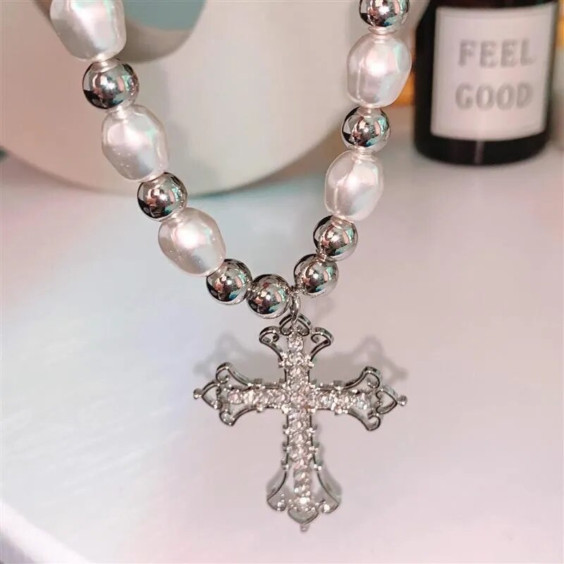 Elegante Damen Perlenkreuz Halskette aus Sterling-Silber mit schimmernden Perlen, zeitlos & stilvoll.