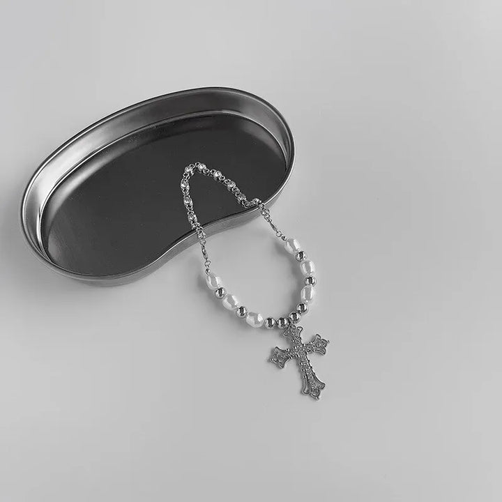 Die Damen Perlenkreuz Halskette getragen, betont zeitlosen Stil und filigrane Schönheit. Perfekter Damenschmuck.