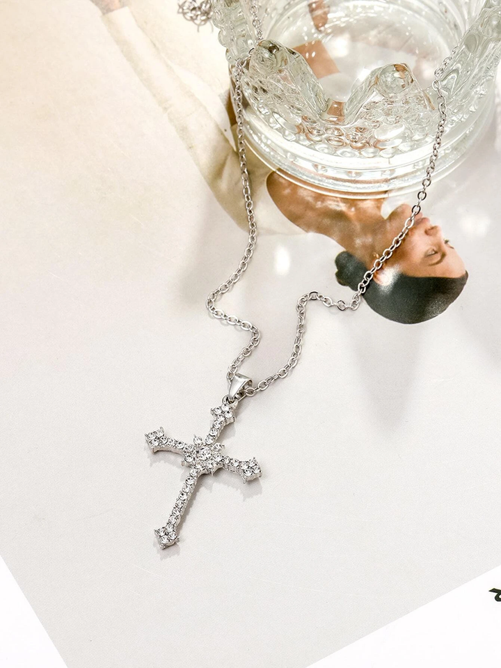 Nahaufnahme der funkelnden Kreuz Halskette für Damen, mit präzise gesetzten Zirkon Kristallen.