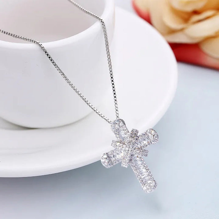 Exquisite Damen Halskette: Goldfarbenes Kreuz mit Zirkonia, ein stilvolles Schmuck-Accessoire.