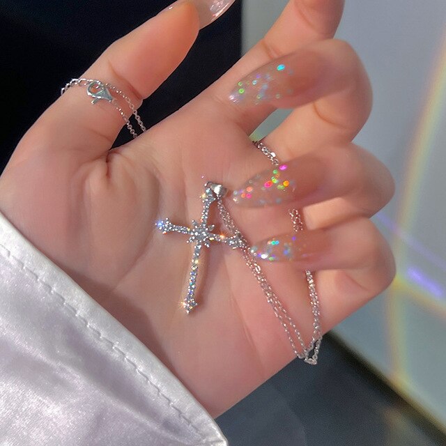 Damen Kreuz Halskette mit funkelnden Zirkon Kristallen, luxuriöser Silberschmuck.