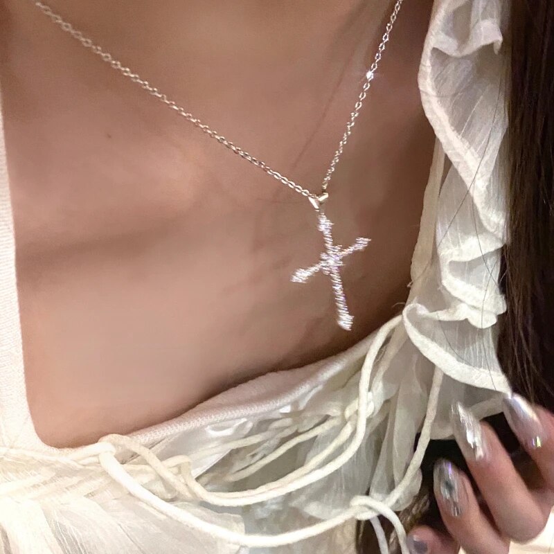 Luxuriöse Damen Kreuzkette mit glitzernden Zirkonkristallen, edler S925 Silberschmuck.