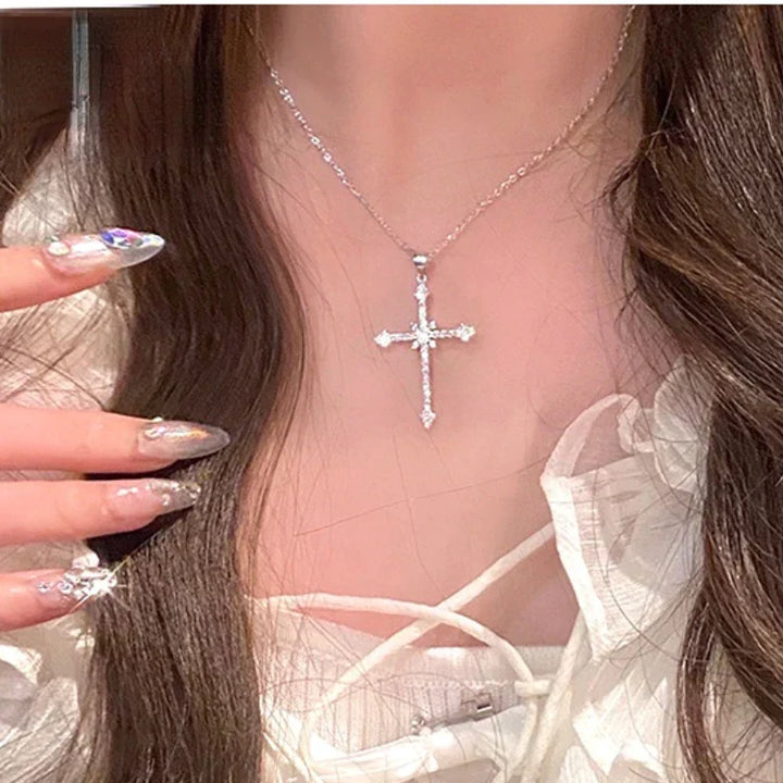 Feierliche Zirkon Kristall Halskette für Damen, filigranes Kreuz Design, elegantes Schmuckstück.