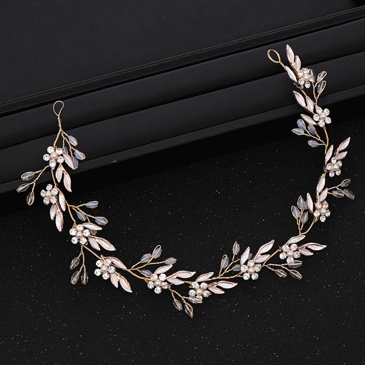 Braut trägt ein goldenes Kristall Blumen Stirnband, seitliche Ansicht des eleganten Haarschmucks für Hochzeitsfrisuren.