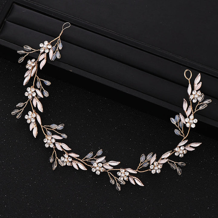 Glamouröses Damen Kristall Blumen Stirnband, getragen von einer Braut, perfekter Glitzer Haarreif für das Hochzeitsoutfit.