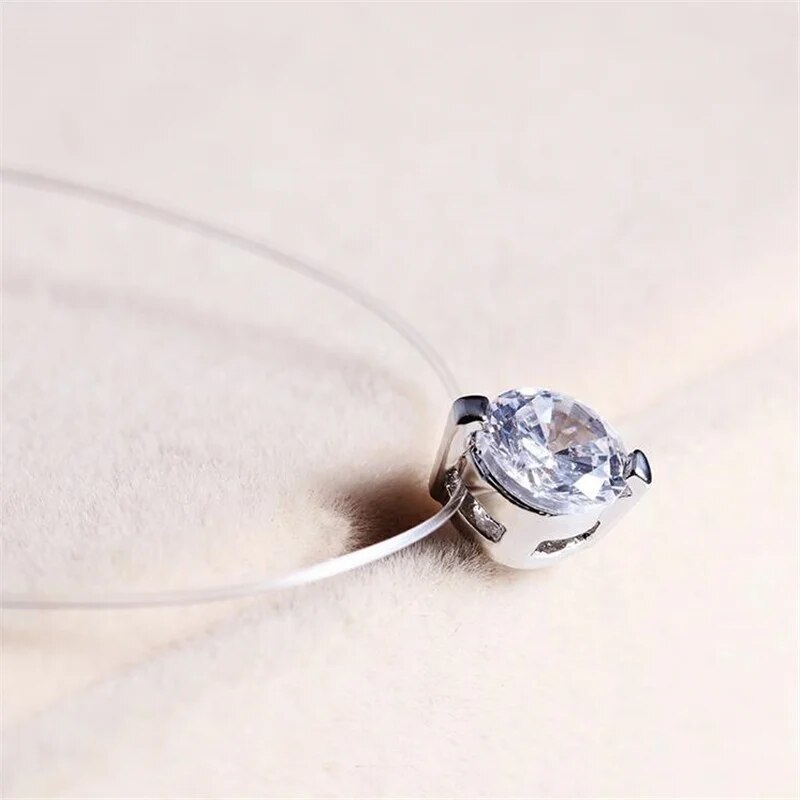 Funkelnde Damen Zirkon-Halskette mit unsichtbarer Angelschnur. Eleganter, minimalistischer Damenschmuck.