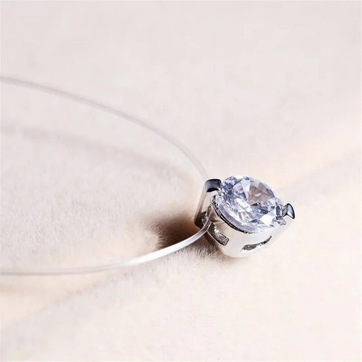 Funkelnde Damen Zirkon-Halskette mit unsichtbarer Angelschnur. Eleganter, minimalistischer Damenschmuck.