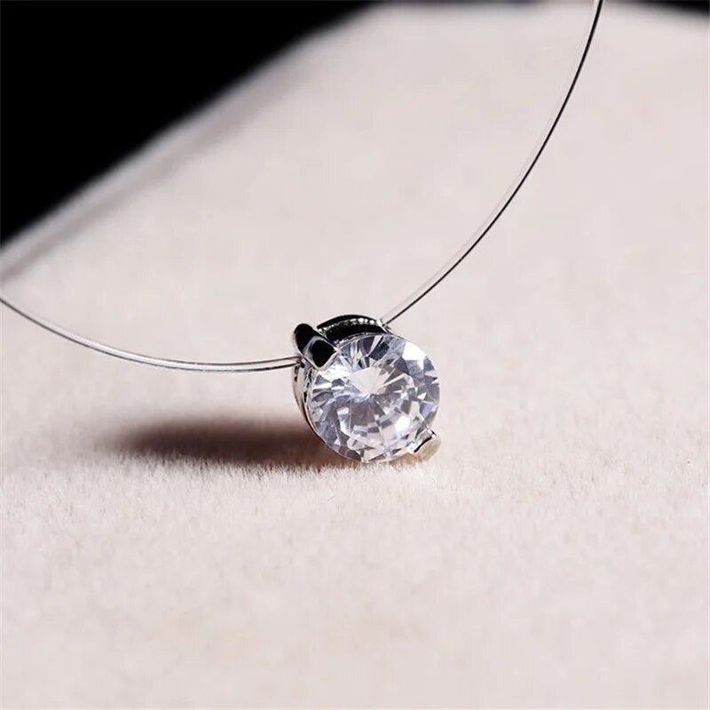 Elegante Damenhalskette mit transparentem Faden und funkelndem Zirkon. Minimalistischer Schmuck für Frauen.
