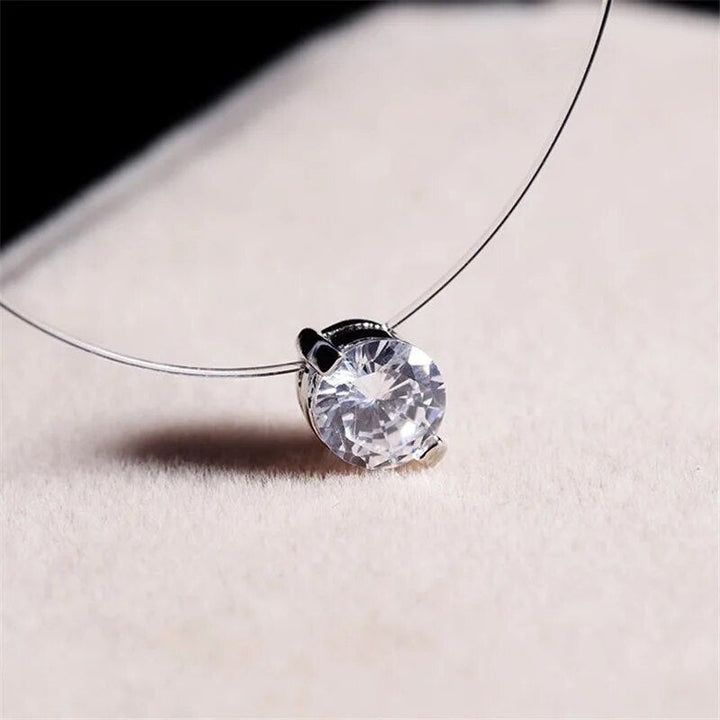Elegante Damenhalskette mit transparentem Faden und funkelndem Zirkon. Minimalistischer Schmuck für Frauen.