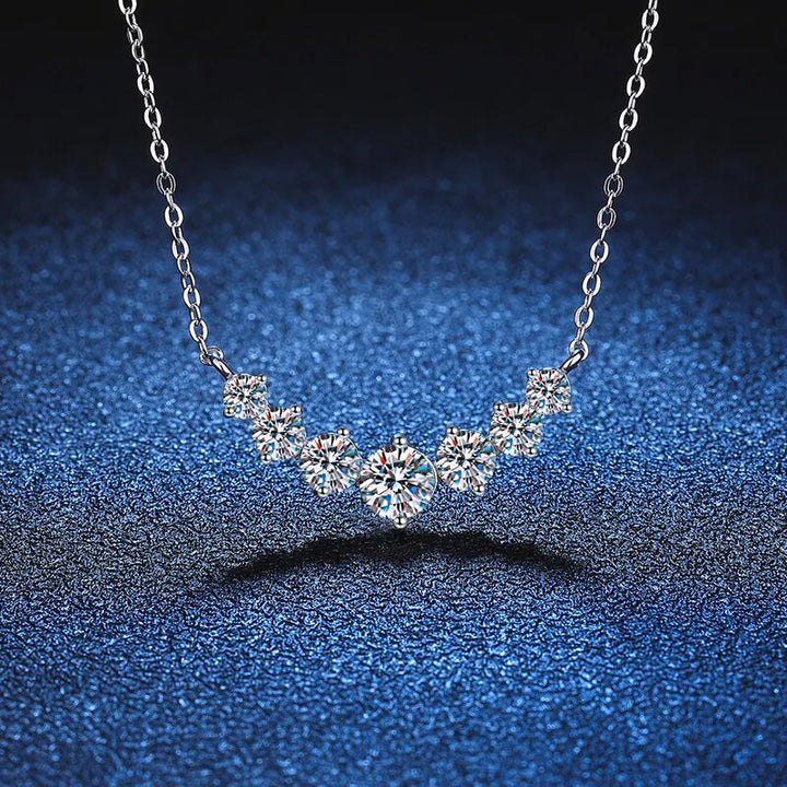 Funkelnde V-förmige Moissanit Halskette aus 925er Silber für Damen. Ideale Geschenkidee, luxuriöser Damenschmuck.