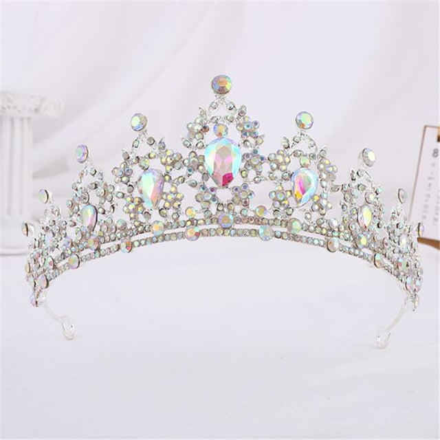 Silberne Kristallkrone: Edle Tiara für Bräute & glamouröse Festlichkeiten.