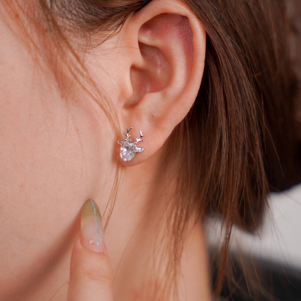 Stilvolle Rentier-Ohrstecker mit Kristallen für Damen. Glitzernder Weihnachtsschmuck und festliches Geschenk.