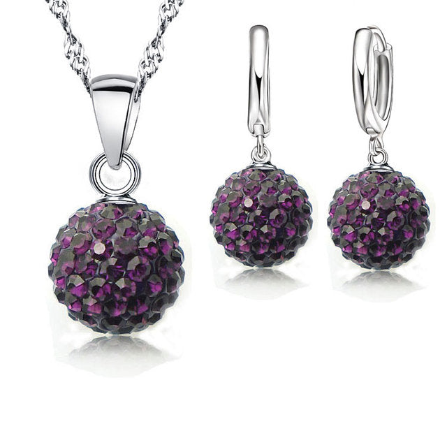 Damen Schmuckset mit funkelnden Kristallohrringen und passender Silberhalskette für besondere Anlässe.