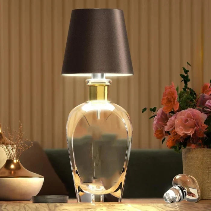Kabellose, dimmbare LED Tischlampe mit Akku für flexibles Ambiente auf Terrasse oder im Wohnzimmer.