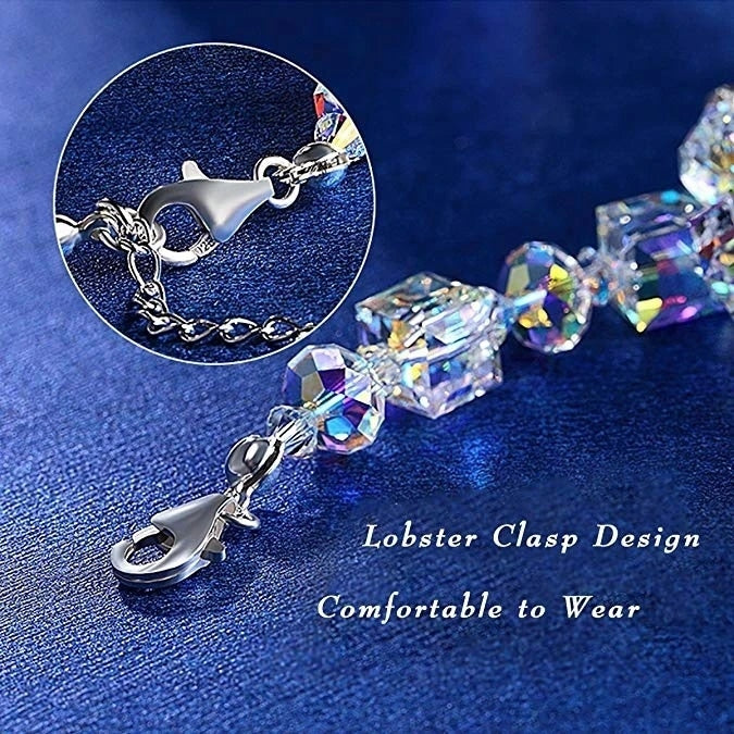 Funkelndes Damen Armband mit edlen, kubischen Kristallen in Silber. Hochwertiger Schmuck für stilvolle Auftritte.