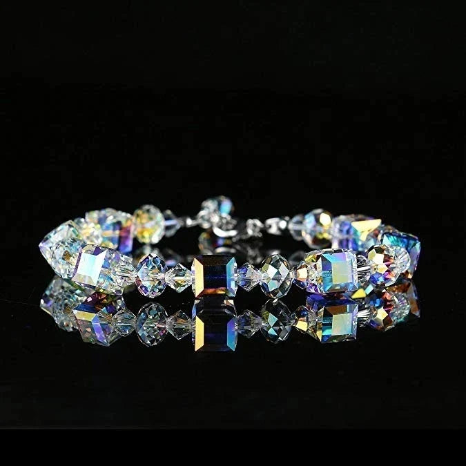 Vielseitiges Damen Armband mit funkelnden kubischen Kristallen. Stylisches Modeaccessoire für jeden Anlass.