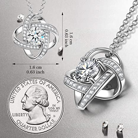 Nahaufnahme des glänzenden Glücksklee-Anhängers an einer 925er Sterling Silber Damenhalskette mit Zirkonia Details.