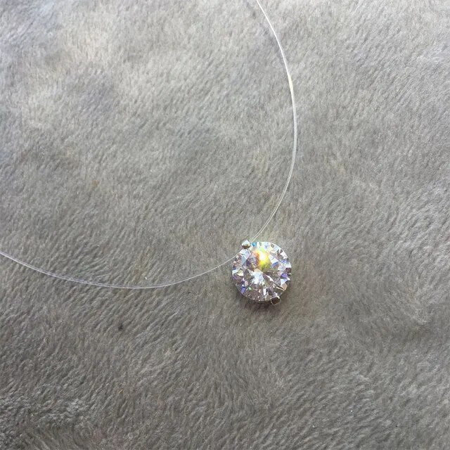 Delikate Damenhalskette mit rundem Zirkon und transparenter Kette. Eleganter und vielseitiger Frauenschmuck.