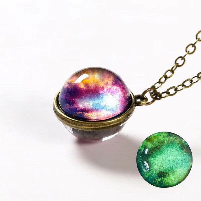Glaskugel Halskette, die leuchtet; unisex Design mit edlem Nachtglanz für besondere Momente.