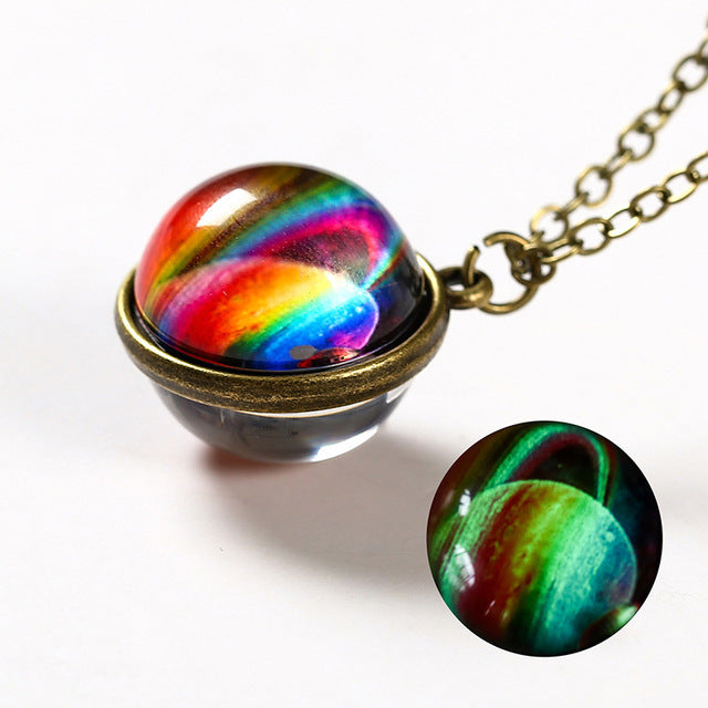 Unisex leuchtende Glaskugel Halskette mit magischem Nachtglanz; eleganter, nachtleuchtender Schmuck.