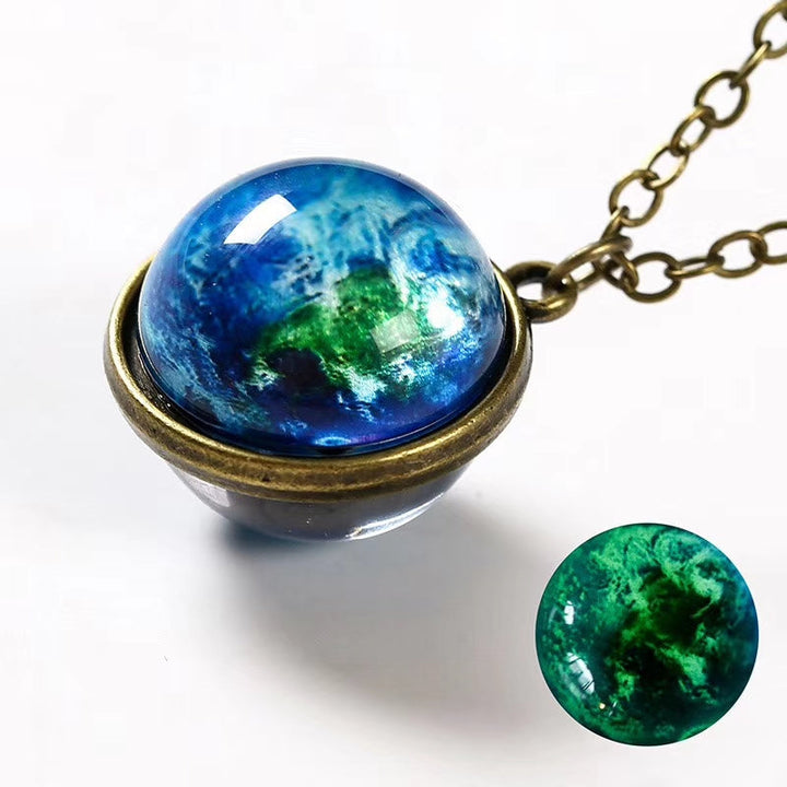 Besondere leuchtende Glaskugel Halskette; unisex Schmuck für stilvolle Auftritte mit magischem Effekt.